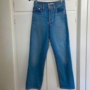 Levi’s Ribcage Straight Ankle Jeans